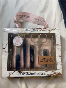 7 PIECE MANICURE SET FROM 🇺🇸 INCLUDES TRAVEL CASE! WITH FREE LOOFAH WORTH 100PHP!!!