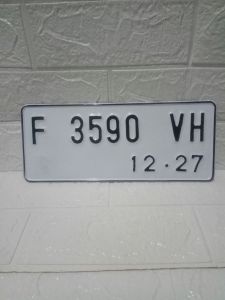 Plat Nomor Motor Standar Warna Dasar Hitam Putih Sepasang Bahan Ketebalan 08mm Kualitas Premium