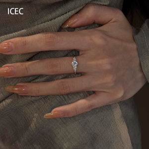 แหวนเพชรเซอร์โคเนียสุดหรูสำหรับผู้หญิง เครื่องประดับแฟชั่นที่เข้ากันได้หลากหลาย แหวนนิ้วชี้ที่สง่างามและหรูหรา