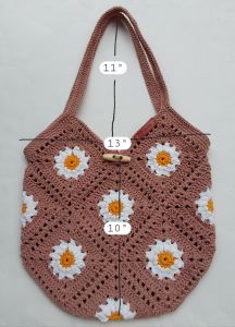 กระเป๋าถักโครเชต์. by DaCraftHouse  ลายดอกเดซี่ แบบสะพาย ถักด้วยเชือกฟอก ฝ้าย 100% งานประณีตสวยงาม ทนทาน ซักทำความสะอาดได้ ขนาด 13×10 นิ้ว