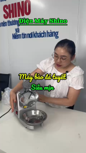 Máy xay đá 4 lưỡi điện tử bạc điện áp 220V tần số 50Hz công suất 500W phù hợp cho việc xay đá tại nhà hoặc văn phòng.