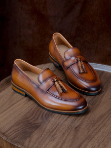 รองเท้าลำลองหนังแท้แฮนด์เมดสไตล์อังกฤษสำหรับผู้ชาย ฤดูใบไม้ร่วง/ฤดูหนาว รองเท้าสวมสบาย ระบายอากาศได้ดี ทรงหัวแหลม ส้นแบน