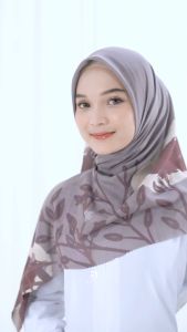 HIJAB SEGI EMPAT MOTIF DAFFI SERIES DESWITA