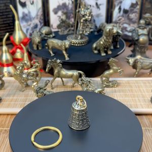Tượng Nhỏ Phong Thủy Bằng Đồng Kiểu Dáng Hình Chuông Cổ (Kích Thước: 3.6cm x 2.5cm)