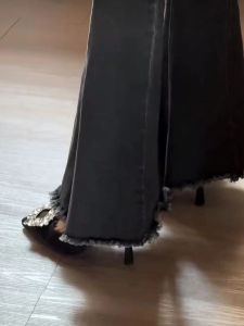 รองเท้าส้นสูงหัวแหลมสีดำสไตล์ฝรั่งเศส รองเท้าแตะส้นสูงสำหรับผู้หญิงในช่วงฤดูร้อนปี 2024 รองเท้าแตะส้นสูงแบบสวมหัวแหลมสำหรับใส่กลางแจ้ง