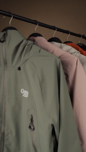 TRAIL TO TOWN : WILDCORE JACKET แจ็คเก็ตรุ่นใหม่สไตล์ GORPCORE ที่ออกแบบให้ใส่ได้ทั้งในป่าและในเมือง ปรับเนื้อผ้าให้บางลงเหมาะกับอากาศเมืองไทยมากขึ้น กันแดด กันลม กันละอองน้ำได้