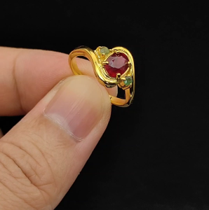 แหวนพลอยทับทิม(Natural Ruby) พม่า สีชมพูแดงสวยมาก ตัวเรือนเงินแท้ 92.5% ชุบทอง ไซส์นิ้ว 53 หรือเบอร์ 6.5 US พลอยแท้จากประเทศพม่า