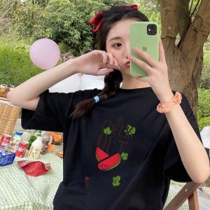 เสื้อยืดคอกลมแขนสั้นผู้หญิงฤดูร้อนปี 2024 สไตล์เกาหลีหลวมๆ สร้างสรรค์และสร้างสรรค์พิมพ์ลายการ์ตูนเสื้อผ้าทำงาน