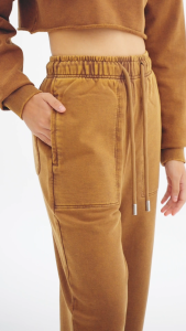 Pania Pocket sweatpants in Acid wash caramel แพนญากางเกงวอร์มขายาวสีน้ำตาลคาราเมล
