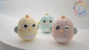 Đồ Chơi Lật Đật Phát Âm Thanh Hình Con Gà Chớp Mắt Có Nhạc Nhẹ Nhàng Cho Bé Yêu. Đồ Chơi Ngộ Nghĩnh Cho Bé Từ 3 Tháng