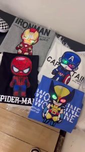 เสื้อยืดเด็กผ้าฝ้ายแขนสั้นพร้อมแขนสั้นเรืองแสง การ์ตูนซุปเปอร์แมน สไปเดอร์แมน เสื้อฤดูร้อนสำหรับเด็กชาย