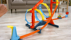 Hot Wheels ชุดรางเกลียวชนเป้า ฮอตวีลแทร็กบิลเดอร์ ชูนุกูล Corkscrew Twist ซึ่งเป็นการกระจายเร็วสูงกว่า ปริมาณ 8 ชุด ราคา 45 บาท