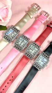 Jam Tangan Wanita Mewah Dengan Tali Kulit Dan Hiasan Kristal Desain Dial Persegi Angka Romawi Elegan
