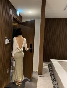 กระโปรงทรงหางปลาเซ็กซี่เข้ารูปเอวสูงสไตล์เกาหลีสำหรับฤดูร้อน 2022 ผ้าโพลีเอสเตอร์ผสมน้ำหนักเบาและยืดหยุ่น