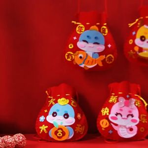 CNY 2025 Snake Year DIY Gift#2025新年福袋挂件手工diy福袋礼品包蛇年装饰不织布福袋挂饰儿童手工制作春节礼物 蛇年手工福袋儿童diy新年春节幼儿园布艺手工制作材料包装饰挂饰Handmade Lucky Bag