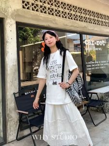 ‌Kaos Wanita Lengan Pendek Motif Doodle & Letters Gaya Korea - Ukuran Besar Longgar & Slimming Kerah Bulat Overhead Tren 2025 Streetwear Brand Ternama Awet Muda + Gaya Sekolah Aesthetic Desain Eksklusif dengan Konsep Unik Putih Elegan + Hitam Misterius