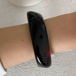 IngeSight.Z ยุ้ยไม่สม่ําเสมอสีแดงสีน้ําตาลเรซิ่นอะคริลิคเรซิ่นกว้างสร้อยข้อมือผู้หญิง Punk เรขาคณิตกําไลข้อมือ Party เครื่องประดับทุกวัน