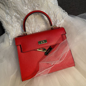 กระเป๋าผู้หญิงทรงหัวเหลี่ยมสีแดงสำหรับงานแต่งงาน กระเป๋าสะพายไหล่หนัง PU ซิปปิดแบบมีล็อค กระเป๋าสะพายไหล่เดี่ยว