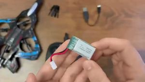 Máy bay điều khiển ZY-530 Pro (44 x 32 x 13cm) đầy đủ phụ kiện pin sạc.