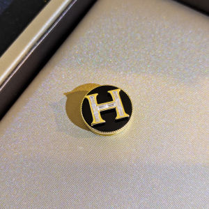 High-End Luxury Letter H Broche for Womens Blazers and Jackets Adjustable Strap Niche Small Chest Pin Original Design