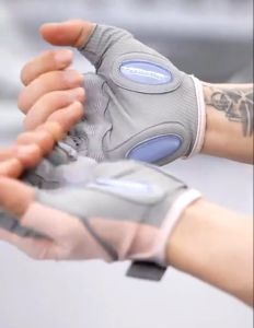 【Ready】Sarung Tangan Olahraga Fitness Glove Half Finger Glove Sport Angkat Beban Perlindungan Matahari non-slip Bernapas Half Finger Glove