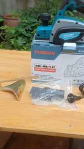 600w Máy bào gỗ cầm tay chạy điện KUSHIMA có kèm lưỡi bào.