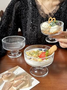 Cốc bát sữa cao tráng miệng ướt đẫm bóng thủy tinh chua trong Gió Bát kem kem sữa lắc Pudding Mousse