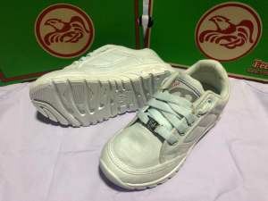 รองเท้าผ้าใบผูกเชือก ฟีบัส Feebus6308 น้ำหนักเบา ขอบหลังนิ่ม หัวผ้า มี3สีดำขาวและน้ำตาล กรุณาตรวจสอบความยาวรองเท้าในรายละเอียดก่อนสั่งนะคะ ไม่แน่ใจเบอร์ทักแชทถามร้านค้าก่อนนะคะทรงเล็กกว่าแบรนด์อื่นคะ มีบิลเบิกโรงเรียนทักแชทแจ้งได้คะ