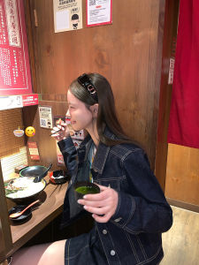 แจ็คเก็ตยีนส์ทรงเข้ารูปสั้นสไตล์ฤดูใบไม้ร่วง ทรงหลวม สีกลางๆ ลายเส้นชัดเจน เสื้อผ้าทำงานสำหรับผู้หญิง แจ็คเก็ตยีนส์สั้นแบบใหม่