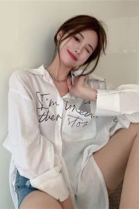 Áo Sơ Mi Chống Nắng Màu Trắng Cỡ Lớn Phong Cách Graffiti Hong Kong Dành Cho Nữ Dáng Rộng Tay Dài Cổ Polo Chất Liệu Polyester
