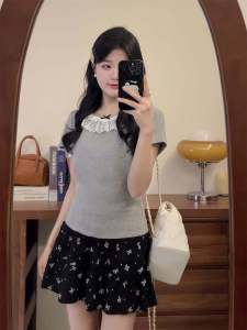 เสื้อยืดแขนสั้นผู้หญิงทรงเข้ารูป ดีไซน์ลายลูกไม้ ปมผีเสื้อ 3 มิติ ทรงเข้ารูป ปกติ คอตั้ง แขนสั้น ผ้าฝ้าย