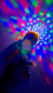 ของเล่นเด็ก ปืนแสงไฟของเล่น ปืนเด็กเล่น มีแสงเลเซอร์ มีเสียง มีไฟ ปืนฉายแสง สร้างเสริมพัฒนาการและการมองของเด็ก สินค้าพร้อมส่ง