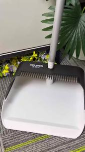 ไม้กวาดพร้อมที่ตักขยะ Broom and Dustpan Set ไม้กวาดพื้น ที่โกยผงพอดีกับพื้น กวาดฝุ่นละอองเข้าไปได้ง่าย ทำความสะอาดเก็บเส้นผมได้ดี ขนเเน่นไม่หลุดง่าย