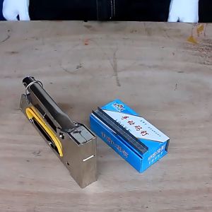 [THỊNH TÂM] Máy Bắn Ghim Gỗ Súng Bắn Ghim Cầm Tay Gun Taker
