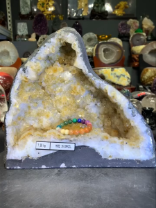 Citrinegeode 💯金水形黄水晶洞 薄皮形体 小寿星头顶花簇形晶牙透亮 钛晶母矿共生✅ #旺财气 #黄晶洞 (如定制实木底座请查询小助手)  高(Height): 27cm 宽(Width): 28.5cm x 14.5cm 洞(Hole): 7.5cm 重(Weight): 7.35kg  📍Johor Bahru 区可自行取货或邮寄服务