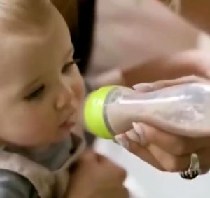 Money comes ช้อนบีบขวดซิลิโคนป้อนอาหารเด็ก  เอนกประสงค์ ช้อนป้อนอาหาร