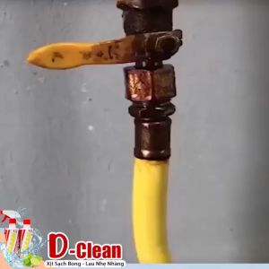 Dung Dịch Xịt Tẩy Rỉ Sét Ố Vàng D-CLEAN 500ML Tẩy Cặn Canxi Ố Bẩn Trên Mọi Bề Mặt Đồ Gia Dụng Tặng Vòi Xịt + Khăn Lau