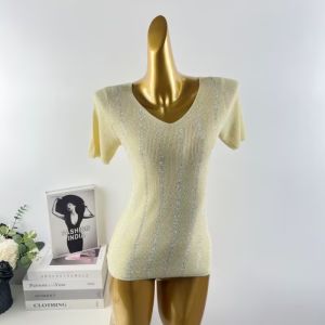 เสื้อถักแขนสั้นผู้หญิงฤดูร้อนปี 2025 ทรงหลวม หล่อ ลำลอง ผ้าไหมประดับเพชร คอวี ทรงปกติ