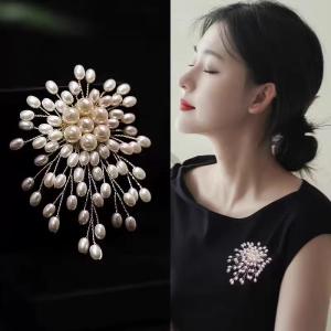 New 2025 Pearl Cluster Bead Brooch Pin Womens Luxury High End Suit Coat Jacket Pin Gift Elegant Floral Design Alloy Silver Gold