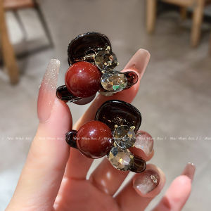 Elegant Pearl Hair Clip Stylish Side Parting Hair Accessory for Women New Years Collection Fashionable Versatile Hair Gripper