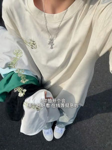 เสื้อยืดแขนสั้นผู้ชายลายดอกไม้ปักสไตล์ย้อนยุคสไตล์อเมริกัน ทรงหลวม ผ้าคอตตอนผสมโพลีเอสเตอร์ ระบายอากาศได้ดี ทรงหลวม