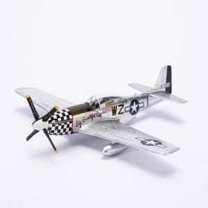 P51-D Mustang  1/72 Scale  Model airplane (including base) Scale model Home placement collection and decoration Creative gift