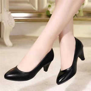 รองเท้าส้นกลางหนังแท้ทรงหัวแหลมสำหรับผู้หญิง รองเท้าทำงานส้นสูงป้องกันการลื่น สวมใส่สบาย สไตล์เกาหลี รองเท้าส้นแบน