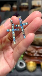 💯天然拉长石十字吊坠 925银包框  光泽蓝光✔️ 助于: 舒缓压力、改善脾气、增进美丽、美容石、助睡眠  有A1&A2两个⬇️  十字长: 3cm  宽: 1.7cm