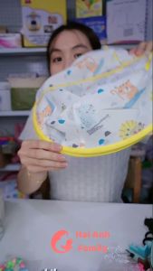 Áo choàng cắt tóc cho bé giúp không dính tóc lên người