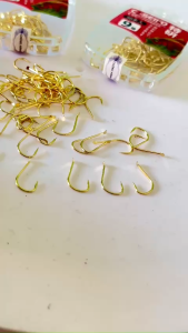 LƯỠI CÂU NANH SÓI VÀNG KHÔNG NGẠNH HỘP 50 CÁI CACBON NHẸ CỨNG CÁP GIỮ CÁ RẤT TỐT