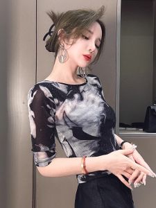 เสื้อยืดลายหมึกน้ำทรงเข้ารูปสไตล์เกาหลีสำหรับผู้หญิง ฤดูใบไม้ร่วง 2025 ใหม่ เสื้อเชิ้ตคอโปโลผ้าตาข่ายทรงเข้ารูปสุดเก๋