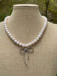 สร้อยคอไข่มุกแท้ ห้อยจี้โบว์ มีกล่องและใบรับประกัน