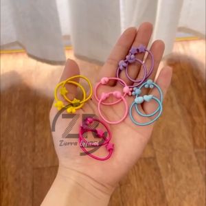 (1pack) Ikat Rambut Karet warna Karakter Kuncir Rambut Bulat Lucu MX1022 ZIORRA\r\n\r\n Apa Itu Ikat Rambut Karet Karakter Kuncir Rambut Bulat Lucu MX1022?\r\n\r\nIkat rambut karet karakter kuncir rambut bulat lucu MX1022 adalah aksesoris rambut anak yang menarik dan lucu. Ikat rambut ini dirancang dengan desain karakter yang unik dan berwarna-warni, cocok untuk anak-anak yang ingin tampil modis dan ceria. Dengan ikat rambut MX1022, anak-anak bisa menambahkan sentuhan unik pada penampilan mereka sehari-hari.\r\n\r\n Bagaimana Menyimpan dan Merawat Ikat Rambut?\r\n\r\nUntuk menjaga kualitas ikat rambut MX1022, pastikan untuk menyimpannya di tempat yang kering dan aman dari sinar matahari langsung. Jika ikat rambut Anda terkena air atau kotoran, cuci dengan air hangat dan sabun ringan, kemudian keringkan dengan lap kering. Jangan mencuci ikat rambut dengan mesin cuci atau pengering rambut.\r\n\r\n Bagaimana Menggunakan Ikat Rambut untuk Menyulap Penampilan Anda?\r\n\r\nIkat rambut MX1022 bisa digunakan untuk menambahkan sentuhan lucu pada penampilan anak-anak. Ikatan rambut ini cocok digunakan untuk mengikat rambut panjang atau pendek, serta bisa digunakan sebagai aksesoris tambahan pada ikat rambut lainnya. Untuk mendapatkan hasil terbaik, pastikan ikat rambut terpasang rapi dan tidak mengganggu penampilan anak-anak.\r\n\r\n Aturan Toko dan Informasi Penting\r\n\r\nUntuk mendapatkan diskon dan update terbaru, jangan lupa untuk mengikuti toko dan menyukai produk kami. Berikut beberapa aturan toko yang perlu Anda ketahui:\r\n\r\n- Mohon lakukan video unboxing saat paket diterima untuk memastikan produk yang diterima sesuai pesanan.\r\n- Produk yang masih bisa diklik Variasi = Ready Stok boleh langsung diorder ✅\r\n- Tidak bisa diklik = Kosong ❎\r\n- Tidak menerima sisipan warna di CATATAN / VIA CHAT ❌❌\r\n- Jika ada kesalahan produk / kurang barang, harap melampirkan video unboxing, foto produk, dan label pengiriman.\r\n\r\n Cara Memilih Aksesoris Rambut Anak yang Tepat\r\n\r\nMemilih ikat rambut yang tepat untuk anak-anak bisa menjadi tantangan. Berikut beberapa tips yang bisa membantu Anda memilih ikat rambut yang sesuai untuk anak-anak:\r\n\r\n Bagaimana Memilih Ikat Rambut Sesuai Usia Anak?\r\n\r\nPertimbangkan usia anak saat memilih ikat rambut. Untuk anak-anak yang lebih muda, pilih ikat rambut yang lembut dan aman untuk digunakan. Untuk anak-anak yang lebih besar, pilih ikat rambut yang lebih kuat dan tahan lama.\r\n\r\n Bagaimana Memilih Warna Ikat Rambut yang Cocok Untuk Anak Anda?\r\n\r\nPertimbangkan warna rambut dan kulit anak saat memilih warna ikat rambut. Pilih warna yang kontras dengan rambut anak atau pilih warna yang serasi dengan kulit anak. Pastikan juga warna ikat rambut yang dipilih sesuai dengan selera anak.