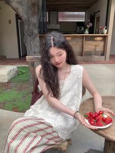 Mixd | Áo Gile Nữ Mùa Hè Thêu Hoa Mơ Không T Tay